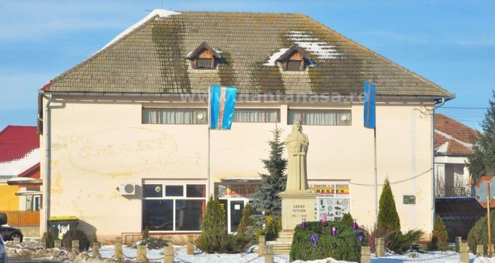 Decembrie 2014. Steagul secuiesc flutură pe două catarge în centrul localității Sânzieni, jud. Covasna