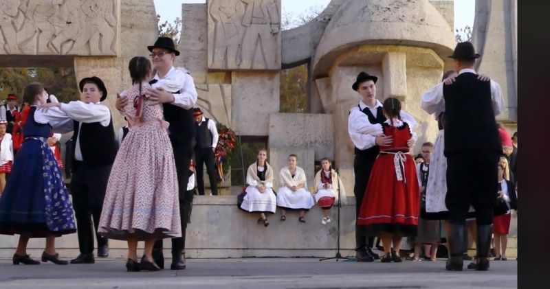 REVOLTĂTOR. În anul UDMR joacă pe Monumentul Ostașului Român VIDEO
