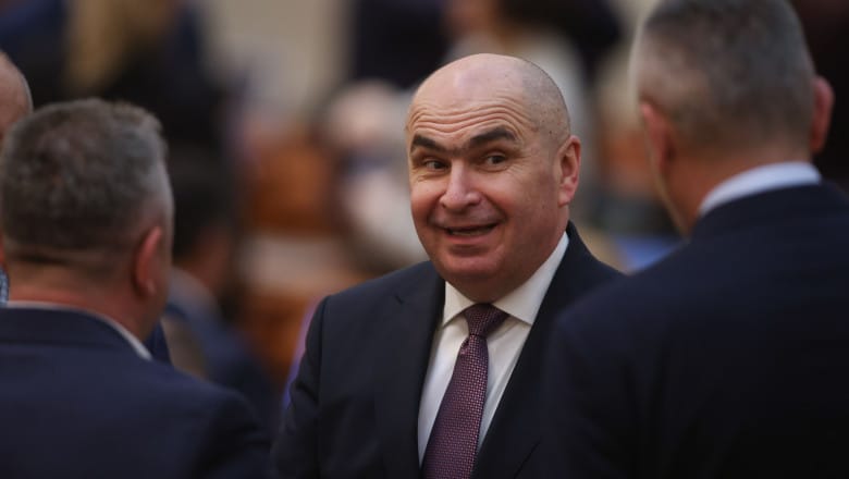 TRĂDĂTORI ORDINARI. PNL și USR au votat în favoarea unui proiect al UDMR care oficializează LIMBA MAGHIARĂ în România
